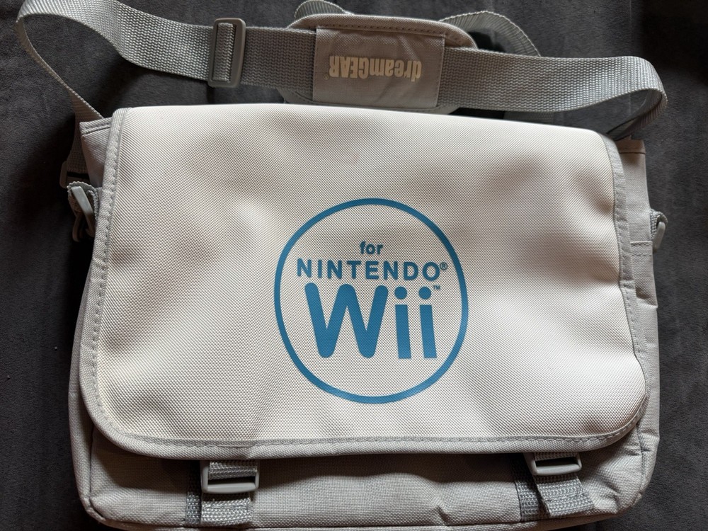 Nintendo Wii Dream Gear Travel Bag Messenger – Shoulder Strap – Gray/White