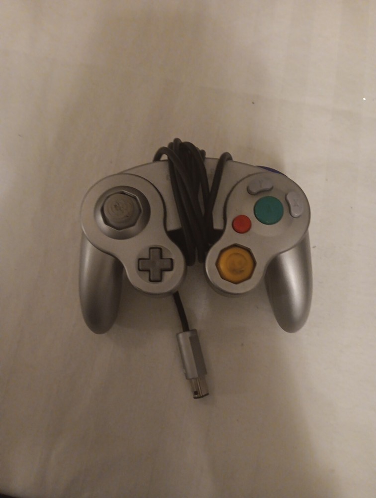 Nintendo DOLACPL2 Gamecube Controller – Platinum
