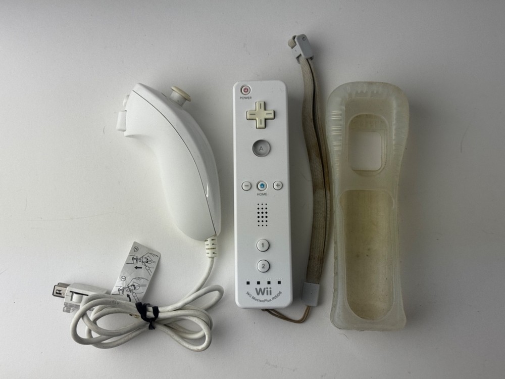 Nintendo Wii Motion Plus RVL-036 White Controller w/ Nunchuck & Sleeve